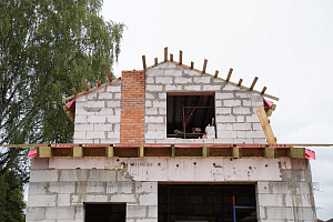 Монтаж фальцевой кровли и облицовка фасада клинкерным кирпичом дома из газобетона в КП «Озёрный край 5»