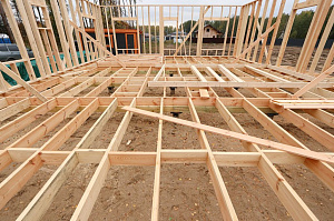 Строительство одноэтажного каркасного дома 100 м² из сухой строганой доски в КП Заря-4