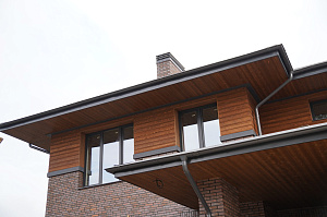 Облицовка фасада и подшивка свесов скошенным планкеном в КП Рождествено 2