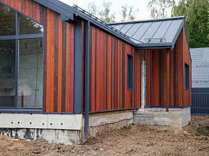 Покраска скошенного планкена из термососны в 4 цвета для фасада дома в КП Лес и Река 3