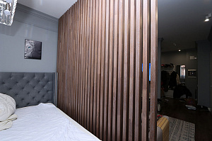Монтаж декоративных реечных перегородок из дуба в КП Изумрудный