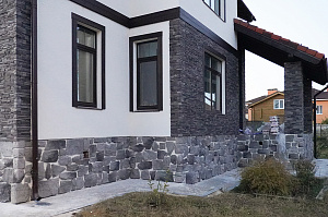 Комбинированная отделка фасада планкеном из лиственницы, искусственным камнем и штукатуркой в КП Александровка 5