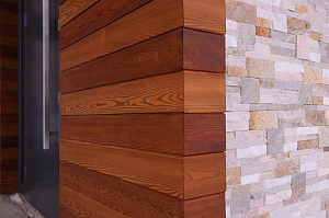 Отделка фасада дома планкеном из термолиственницы в КП Валенсия
