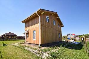 Вертикальный монтаж прямого планкена из лиственницы в КП Жуковка 6