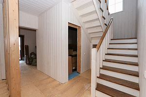 Внутренняя покраска отделки из дерева и лестницы составами Nordic Sauna и Harwood в КП Подушкино 2