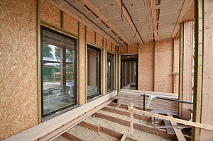 Монтаж скошенного планкена из лиственницы и отделка террасы в КП Отрадное 5