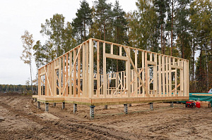 Строительство одноэтажного каркасного дома 100 м² из сухой строганой доски в КП Заря-4