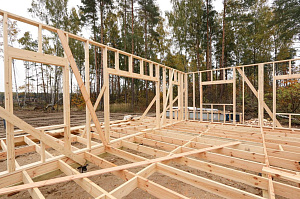 Строительство одноэтажного каркасного дома 100 м² из сухой строганой доски в КП Заря-4