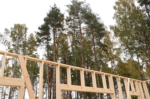 Строительство одноэтажного каркасного дома 100 м² из сухой строганой доски в КП Заря-4