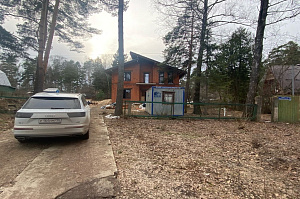 Комбинированная отделка фасада планкеном из лиственницы, штукатуркой и декоративным кирпичом в КП Бельмонт