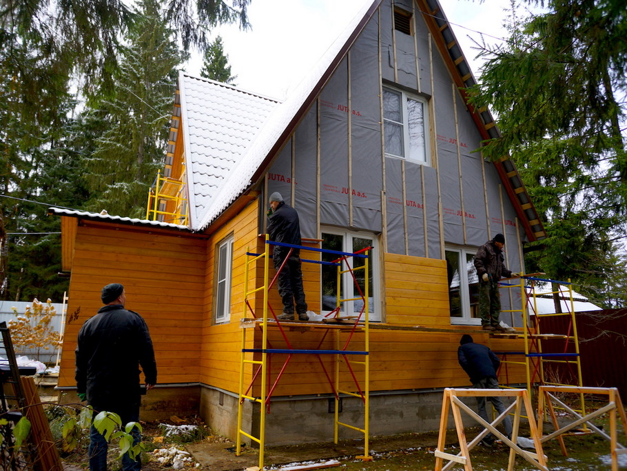 Отделка 134 м2 фасада дачи скошенным планкеном из лиственницы в КП Яхрома Ривер 4