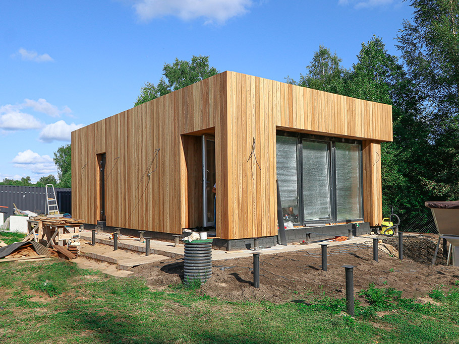Вертикальный монтаж термированного планкена из лиственницы на фасад газобетонного дома в КП Маленькая Бавария 2