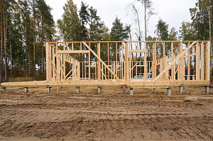 Строительство одноэтажного каркасного дома 100 м² из сухой строганой доски в КП Заря-4