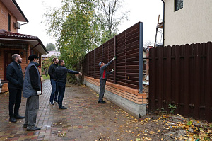 Монтаж комбинированного забора из планкена лиственницы и кирпича в коттеджном посёлке Облака