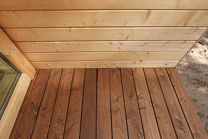 Вертикальная обшивка фасада планкеном из лиственницы в КП Соколово 4