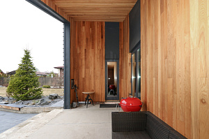 Вертикальный монтаж планкена из термоясеня вразбежку в КП Слобода