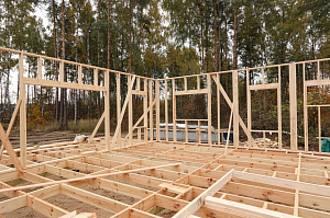 Строительство одноэтажного каркасного дома 100 м² из сухой строганой доски в КП Заря-4