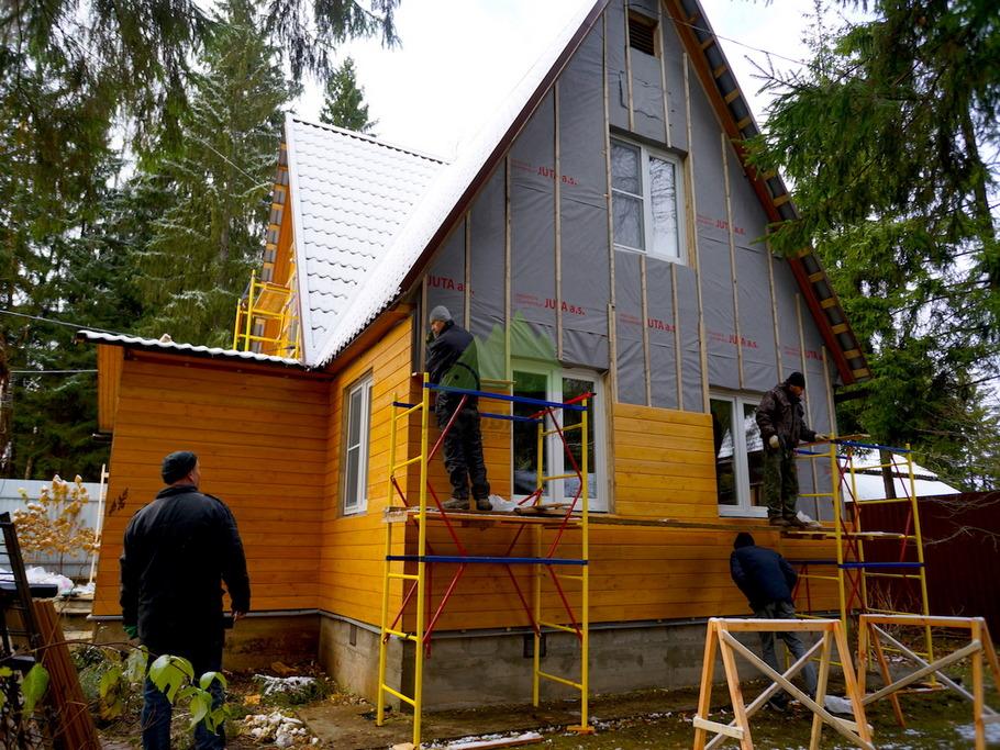 Скошенный планкен из лиственницы сорта АВ в экстерьере загородного дома