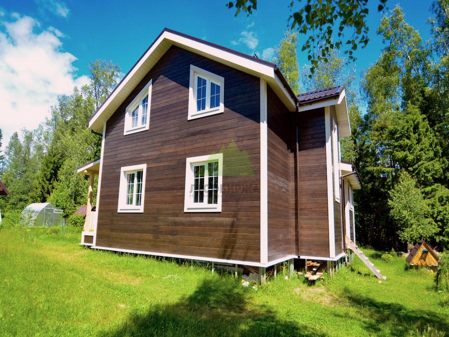Планкен из лиственницы на фасаде дома в СНТ Forest Village